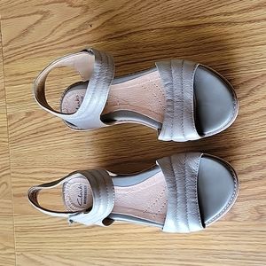 Clanks wedges sandals size 7 color olive
